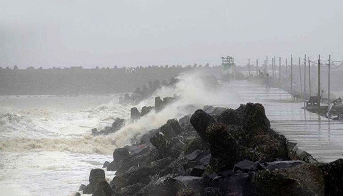 Arabian sea brings dry heat and strong winds to Karachi