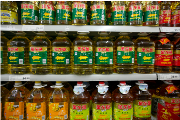 Trump threatens ban on Chinese cooking oil over soybean dispute