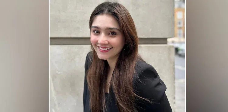 Dur-e-Fishan’s million-rupee painting becomes the talk of social media