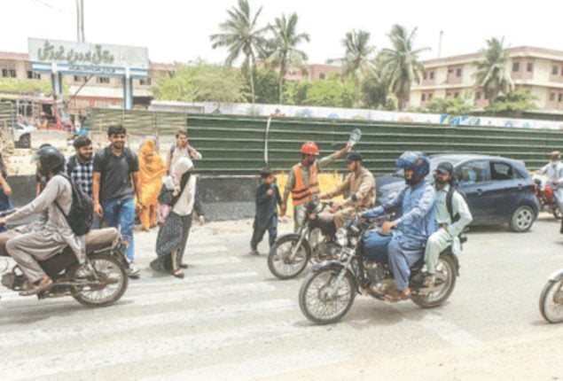 Karachi authorities issue new traffic plan for University Road commuters
