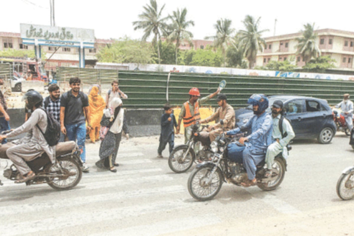 Karachi authorities issue new traffic plan for University Road commuters