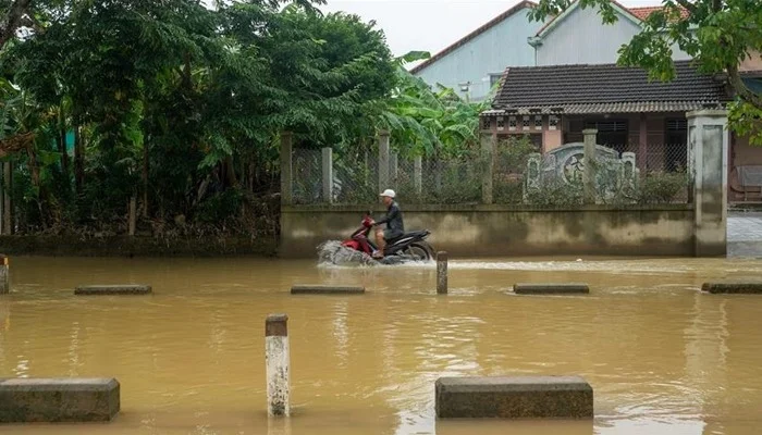 Thailand flood leave 13 dead.