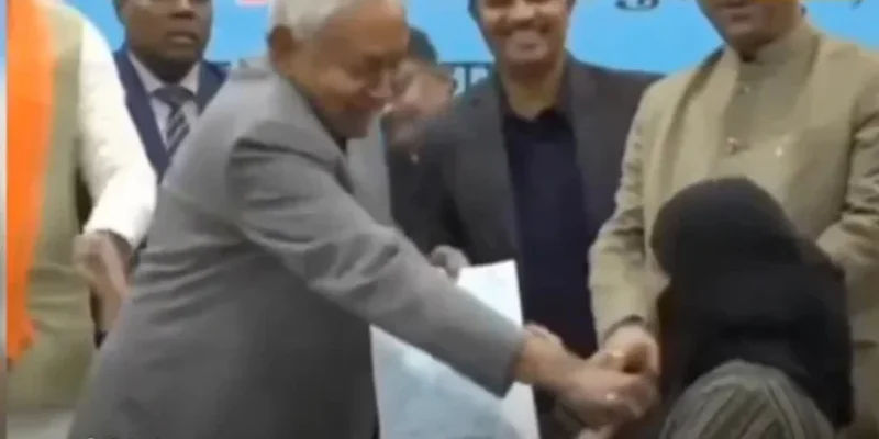 Bihar CM forces Muslim girl to remove Veil during Ceremony