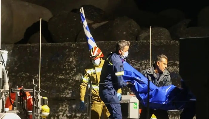 17 dead as migrant boat capsizes near Greece