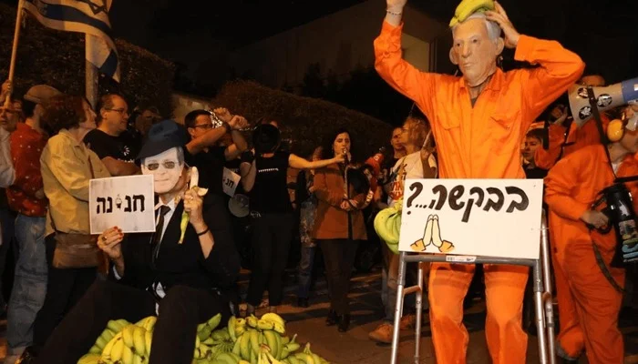 Israeli protest erupts in Tel Aviv over Netanyahu's pardon bid