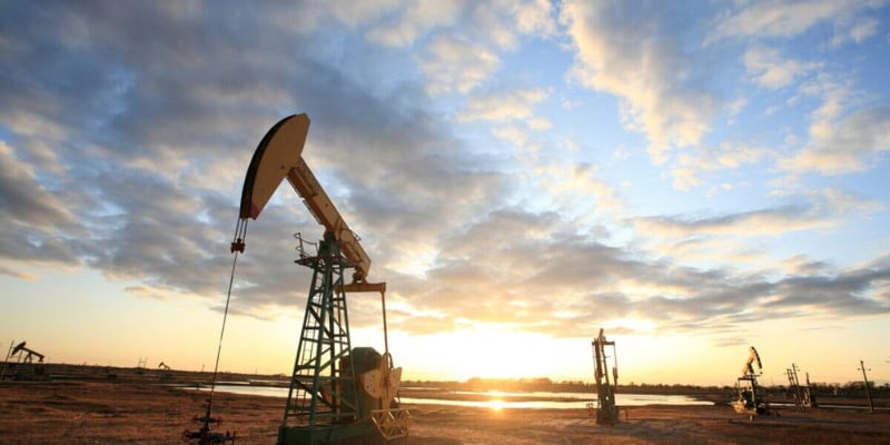 Oil rises as market weighs Venezuela supply risks