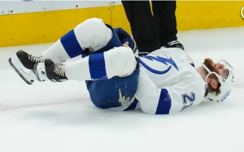 Brayden Point leaves Lightning-Flyers game with injury