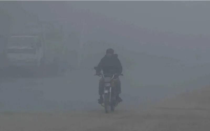 Dense fog engulfs Karachi, visibility severely reduced