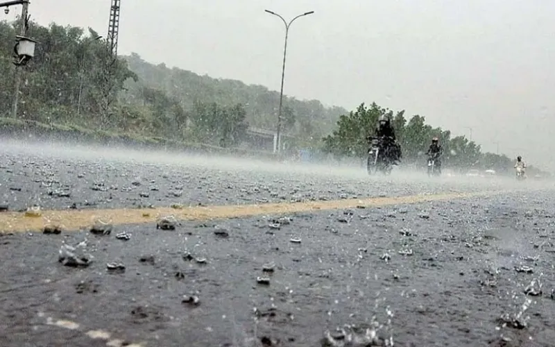 Karachi welcomes surprise showers after long dry spell