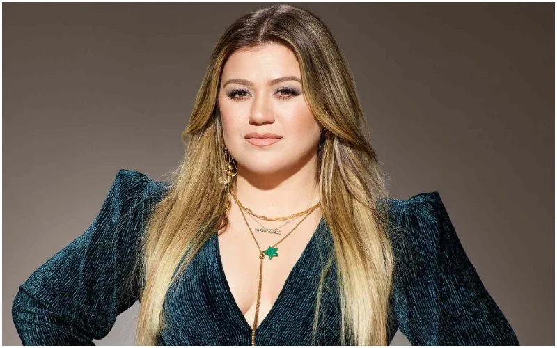 Kelly Clarkson announces