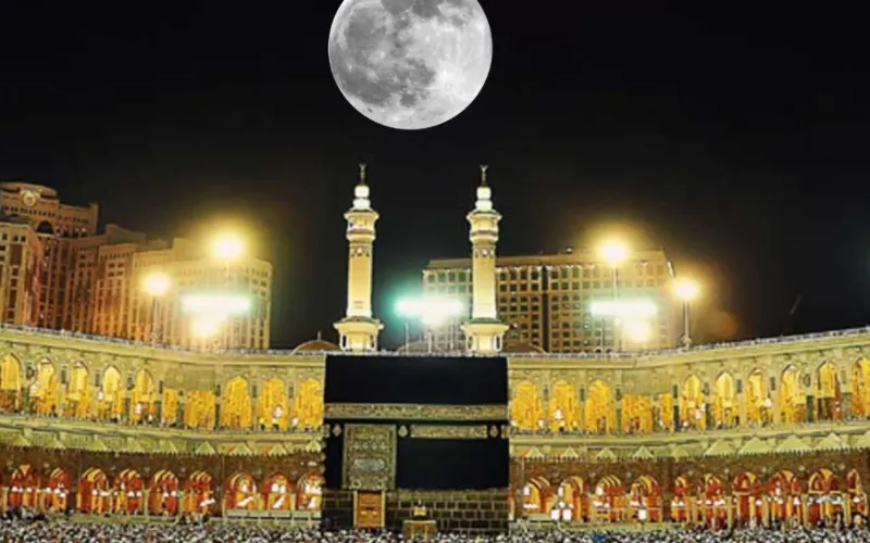 Look up tonight: Ramadan moon glows right over the Kaaba