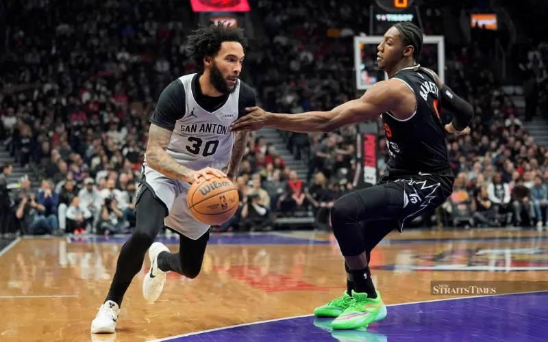 Spurs extend winning streak as Durant reaches historic milestone