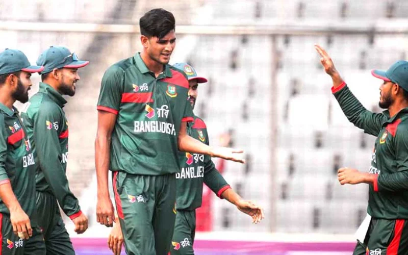 Pakistan suffer crushing