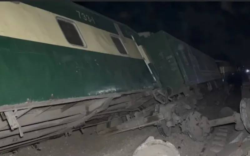 Tezgam derailment disrupts rail traffic in Lodhran after 11 hours