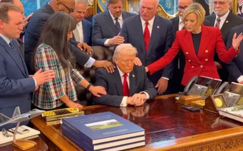 Trump hosts prayer