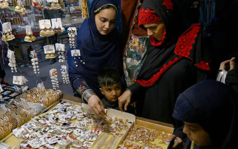 Karachi Goes All Out for Last-Minute Eid Shopping