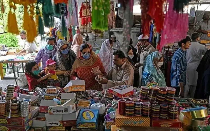 Pakistan enforces new operating hours for markets from June 1