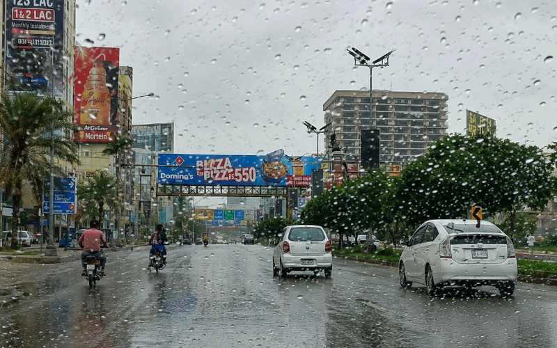Cloudy weather, drizzle sweep across Karachi