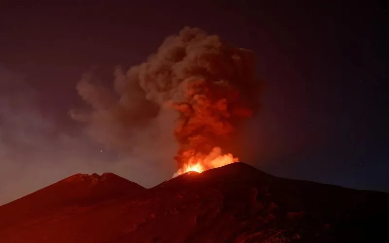Mount Etna eruption disrupts flights at Catania airport