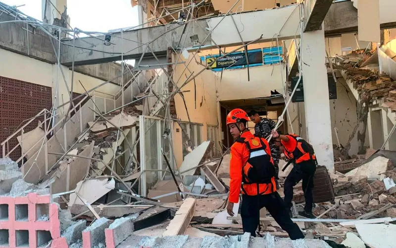 7.7 magnitude quake hits Indonesia coast, 20 killed
