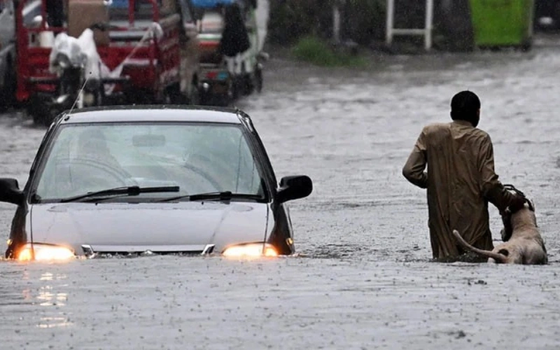 Heavy rain triggers flood alert in twin cities, schools close