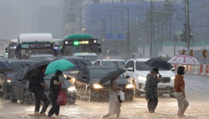 Heavy rain kills 26 in South Korea, forces thousands to evacuate