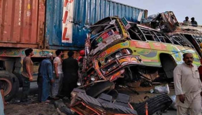 Traffic accidents claim 546 lives in Karachi in 2025