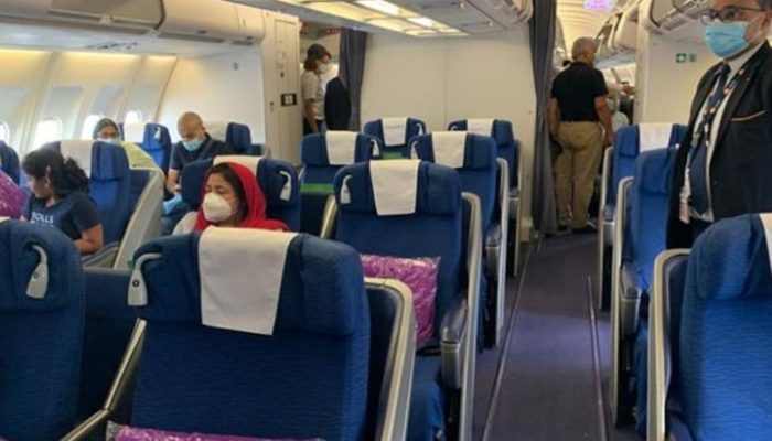 Co-passenger asks woman to turn off movie to avoid spoilers