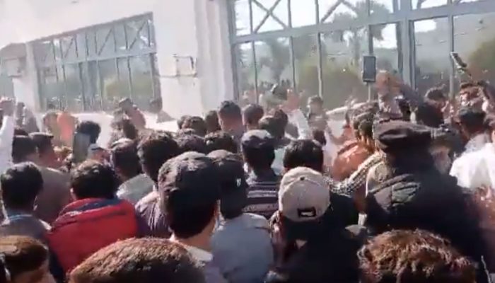 Mob that lynched the Sri Lankan manager in Sialkot. Screengrab: Twitter