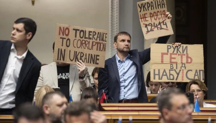 Ukraine passes new anti-corruption law amid mounting protests